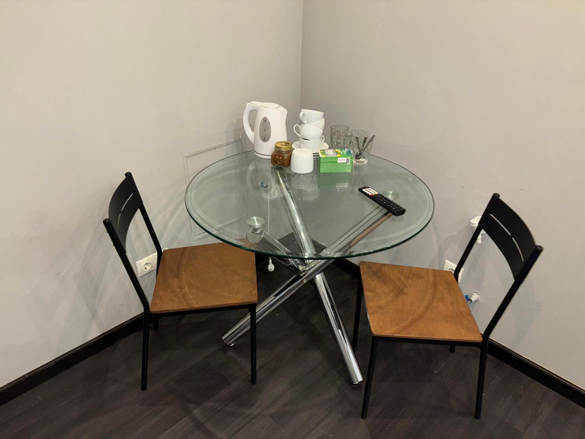 Aparthotel Рига Екстер'єр фото A glass table